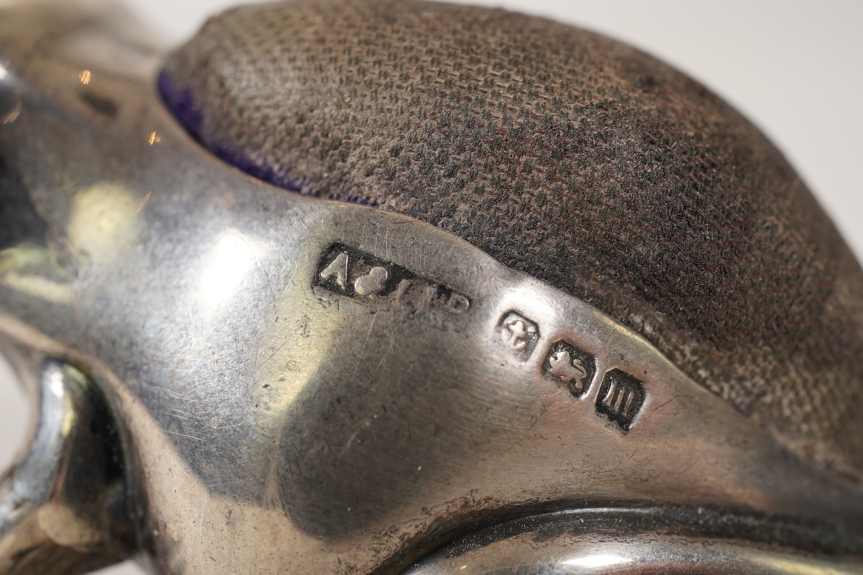 A George V novelty silver mounted pin cushion, modelled as a frog, by Adie & Lovekin